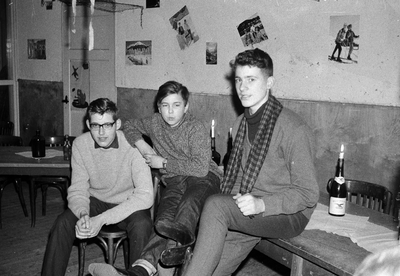 845227 Afbeelding van enkele leerlingen tijdens een klassenavond op de IVO-school P.F. van Overbeekeschool ...